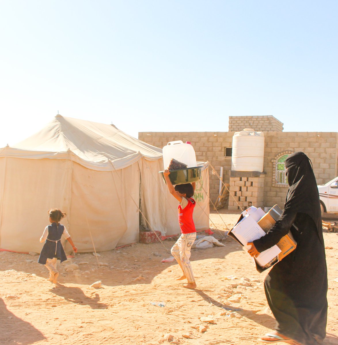 fmfyemen's tweet photo. With the conflict, displacement continues,In the Mocha district the #RRM teams helped 92 #displaced families from the conflict areas in #Hodeidah & also helped 98 #IDPs from the areas of #Marib and #AlBayda to the districts of #AlAbr and #WadiAin, Hadhramaut #YemenCantWait https://t.co/GertZFWBIb
