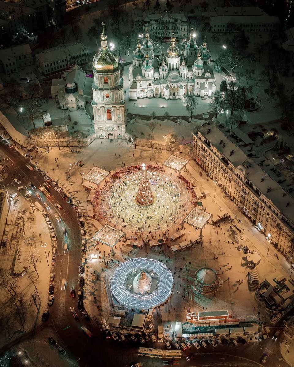 Ukraine's tweet photo. Christmas Kyiv is calling🌟🎄

#BeautifulUkraine #VisitUkraineNOW 

📍Kyiv, Ukraine

📸: Oleksandr Tumko, Pasha Zaiarnyi https://t.co/X2pzlvR6Gl