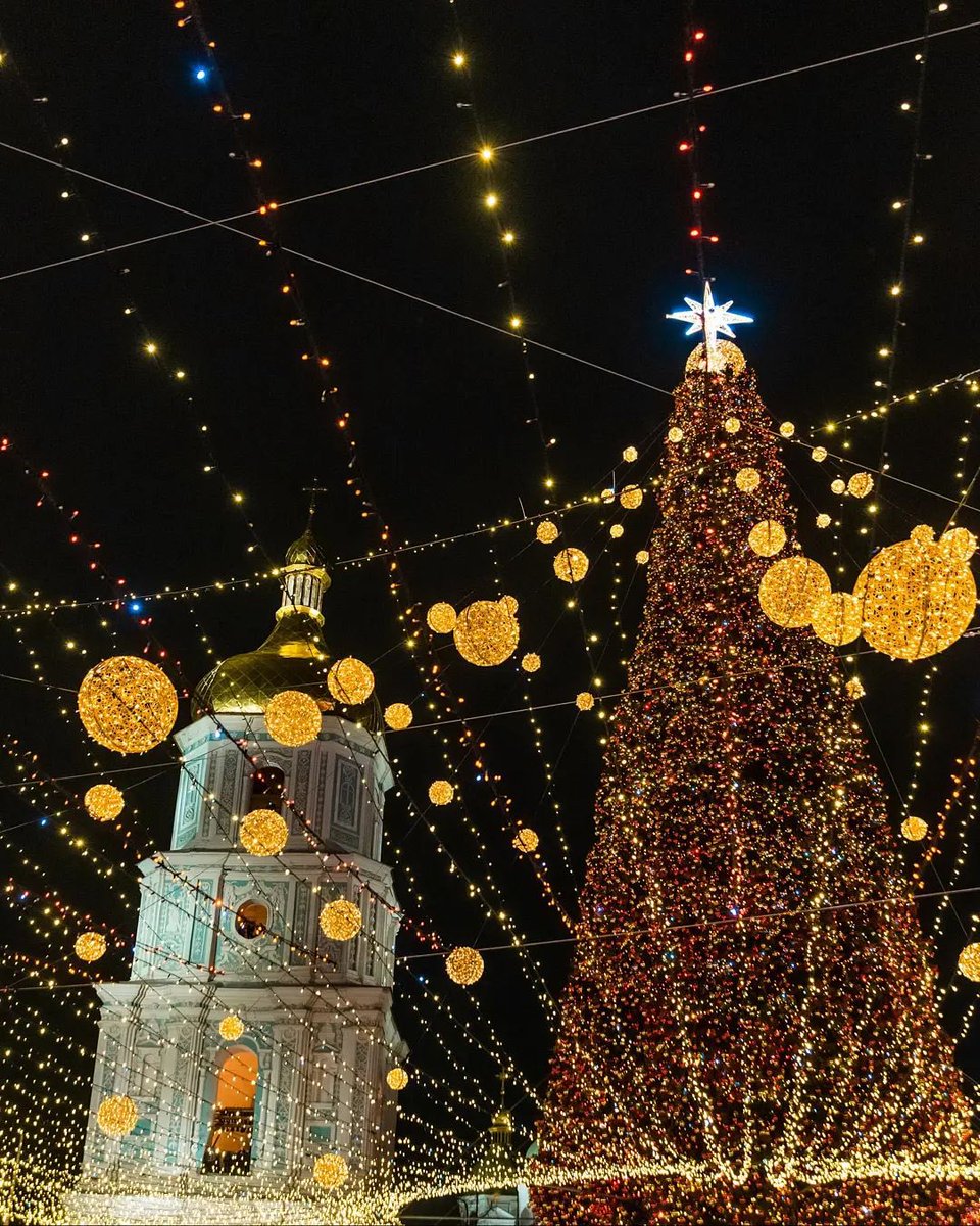 Ukraine's tweet photo. Christmas Kyiv is calling🌟🎄

#BeautifulUkraine #VisitUkraineNOW 

📍Kyiv, Ukraine

📸: Oleksandr Tumko, Pasha Zaiarnyi https://t.co/X2pzlvR6Gl