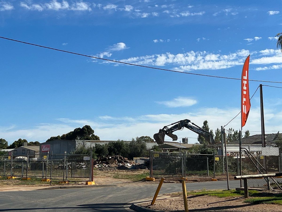 RomaldiPtyLtd's tweet photo. Sneaking in one last demolition for 2021 …. The new OTR Virginia opening June 2022.
#ontherun #otr #otrvirginia #romaldi #romaldiconstructions #teamromaldi #builder #buildersadelaide #buildersofinsta #commercialconstruction https://t.co/Izmay1bf4O