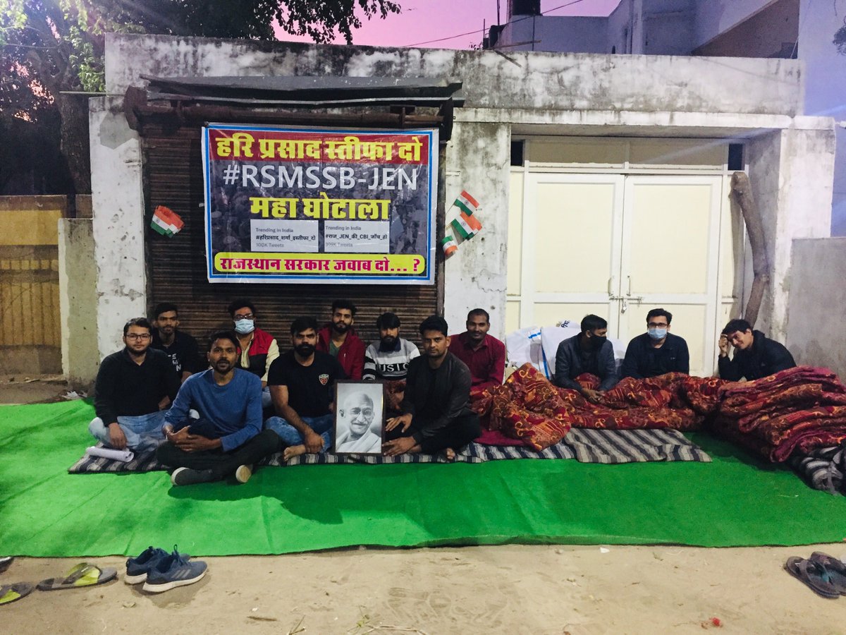LokendraMina's tweet photo. माननीय @ashokgehlot51 जी विधायक आवास पर JEN भर्ती 2020 में हुई धाँधली की जाँच को लेकर पिछले 23 दिन से धरना जारी है, समस्त Engineering छात्रों को इस संवेदनशील सरकार से बहुत उम्मीद है कि सरकार इस मामले को गम्भीरता से लेते हुए जाँच के आदेश जारी करेगी 
@artizzzz 
@AapkaMurarilal https://t.co/xD4mQ9m4xK