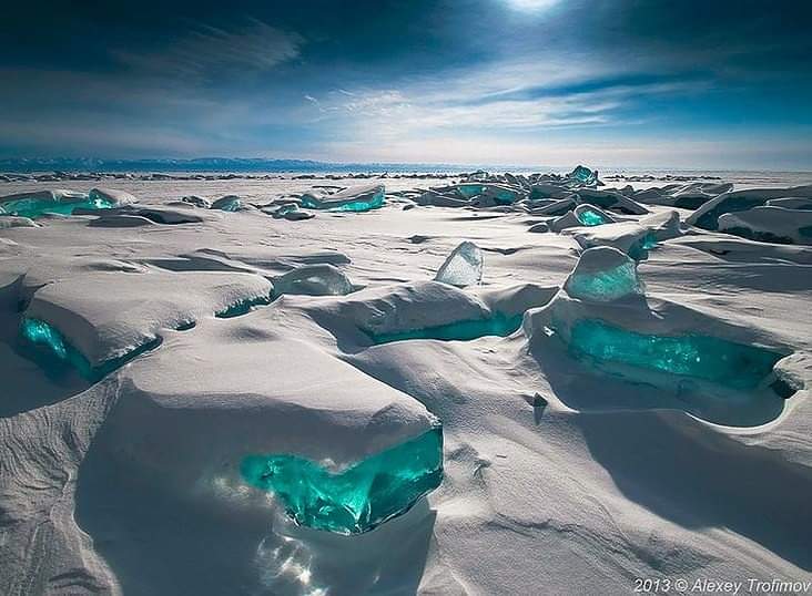 LMPositif's tweet image. 🇷🇺 La sublime glace turquoise du lac Baïkal, en Sibérie ! 🤩 

📸 Alexey Trofimov