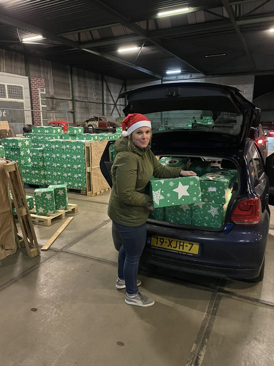 marde1989's tweet photo. Ik had mij als vrijwilliger aangemeld voor @kerst050. Meehelpen om 10.000 kerstpakketten te bezorgen in Groningen. Een avond met ontzettend dankbare reacties. Morgen en donderdag opnieuw helpen om nog meer mensen blij maken! Een pakket doneren kan op https://t.co/CpVC6k57L6. https://t.co/pqhefmHSiV