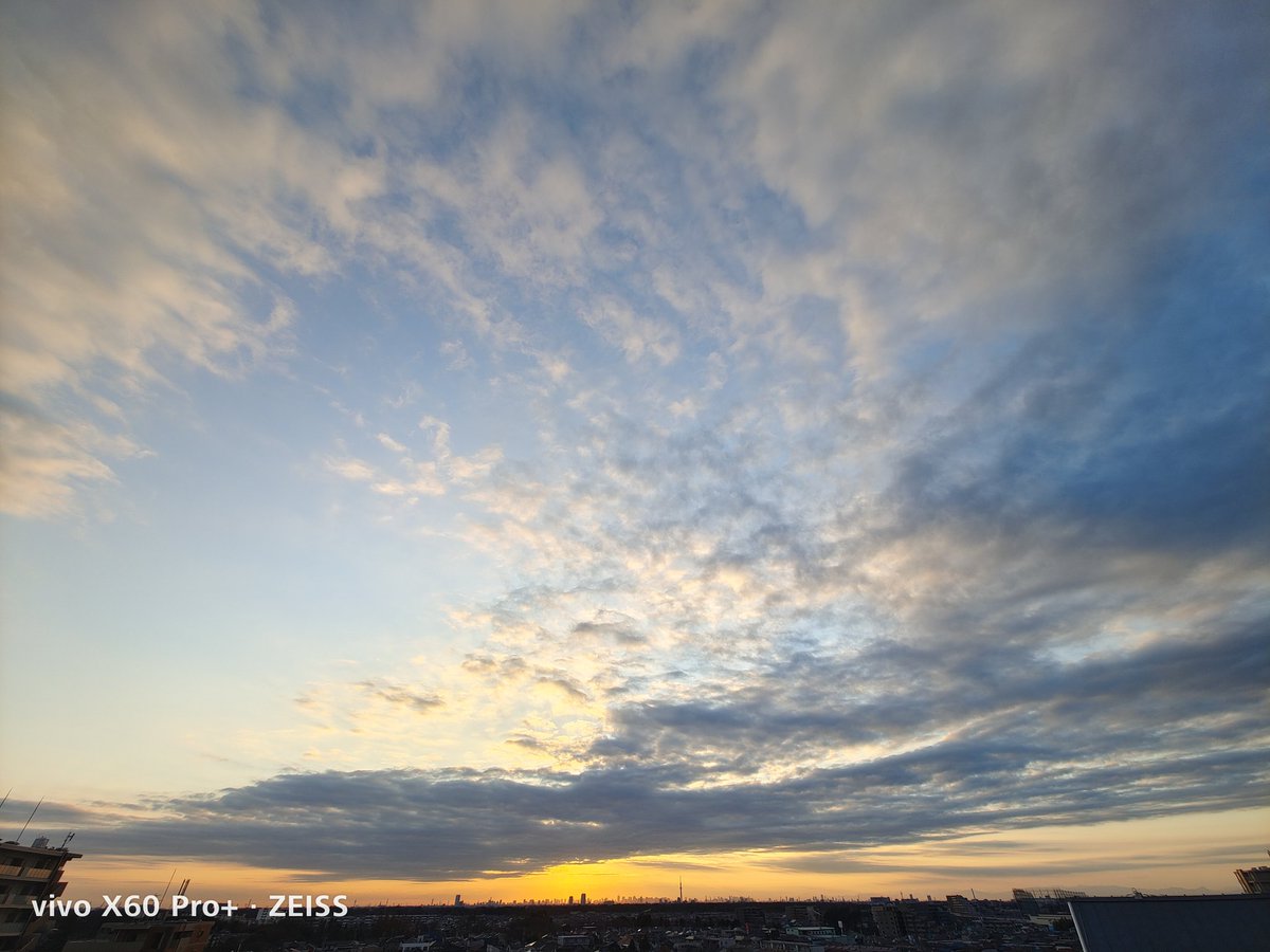 WerthLeon1's tweet photo. #イマソラ
日の入のタイムラプスを撮影に、市役所屋上に来ました。今日は雲が厚く、富士山は見えなそう。
#Vivo
#X60ProPlus https://t.co/BvQMwM0Zr5
