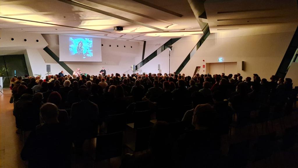 SiparioT's tweet photo. Davide Van De Sfroos – Spazio Como, Como
21 dicembre 2021
SIPARIO! Arte a Teatro

#sipariofestival #Bper #BperBanca #lombardia 
#davidevandesfroos #musica #live #teatro #band #adeventi #albachiaraspettacoli #como #mynina https://t.co/2QUqz4YCzl https://t.co/hVWzmWyFV3