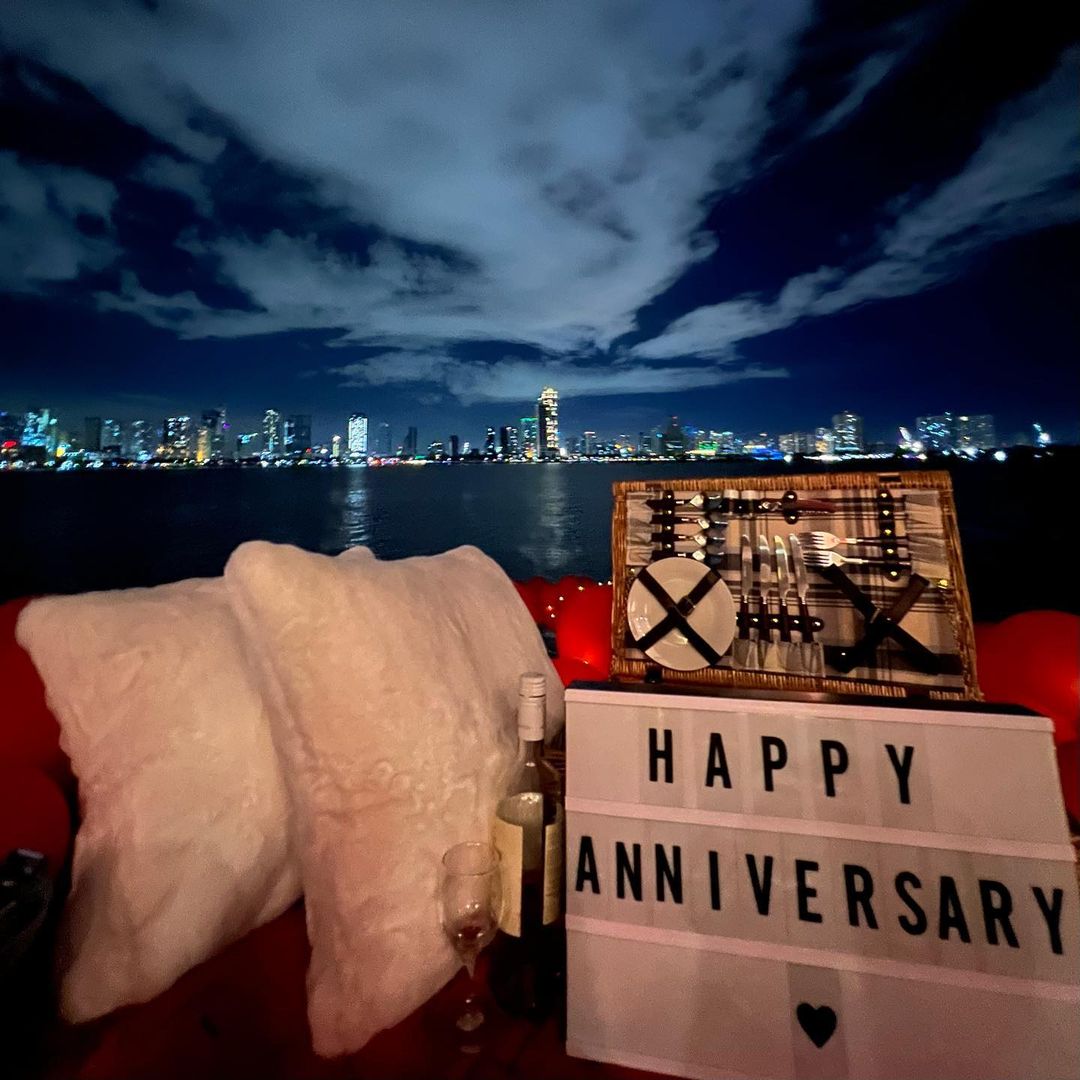 philstarlife's tweet image. Three years strong! 💘 Maine Mendoza and Arjo Atayde celebrated their third anniversary in a romantic yacht getaway. Congratulations to the happy pair! 🥰

#MaineMendoza #ArjoAtayde
