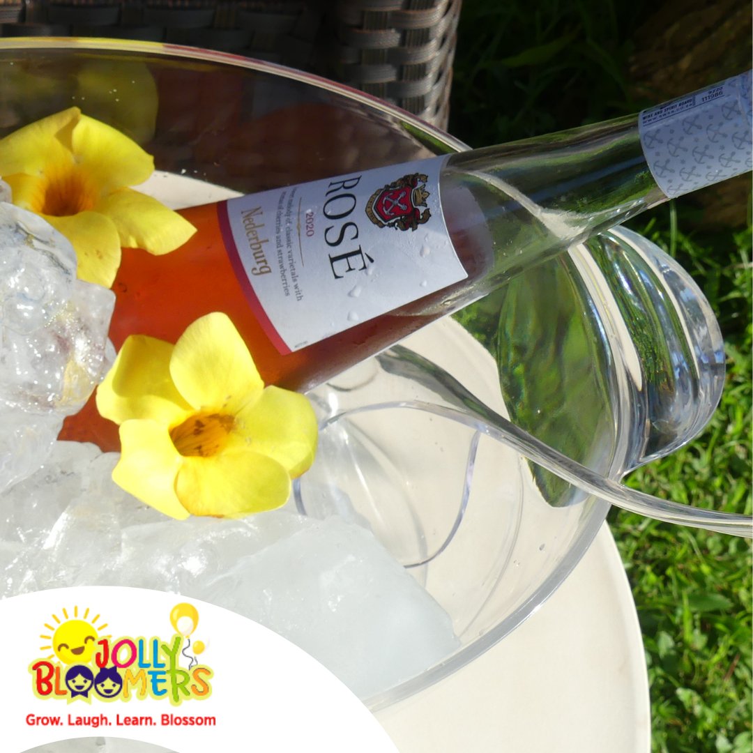 JollyBloomers's tweet photo. Looking to spice up your hosting table this festive season?
Have you tried placing drinks that need to be chilled in a bowl of ice &amp; adding some flowers?
How about using a personalized cutlery holder?

📲0776878311 / 0759999419
📲0776738311 / 0759999418

#JollyBloomersHomeCare https://t.co/QYMKJysYNF