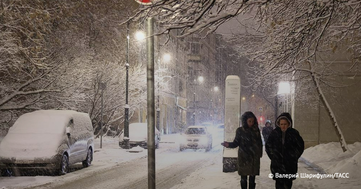 Сильный снег ночью. Сильный снегопад. Москва в декабре. Снегопад в Москве декабрь 22. Москва снегопад ночь.