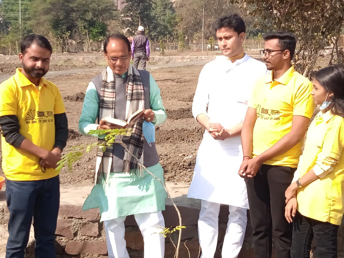 ChouhanShivraj's tweet photo. बुक वाला संस्था किताबें खरीदने में अक्षम बच्चों व उनके अभिभावकों तथा सक्षम एवं अपने बच्चों की किताबे रद्दी में बेचने वाले अभिभावकों से समन्वय स्थापित कर जरूरतमंद बच्चों को किताबें उपलब्ध कराने का महती प्रयास कर रही है।

संस्था को इस अमूल्य प्रयास के लिए शुभकामनाएं! #OnePlantADay https://t.co/qzS7NFHAo6
