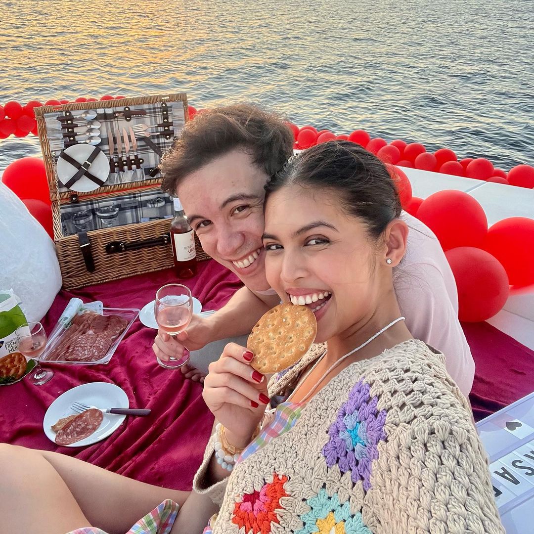 philstarlife's tweet image. Three years strong! 💘 Maine Mendoza and Arjo Atayde celebrated their third anniversary in a romantic yacht getaway. Congratulations to the happy pair! 🥰

#MaineMendoza #ArjoAtayde