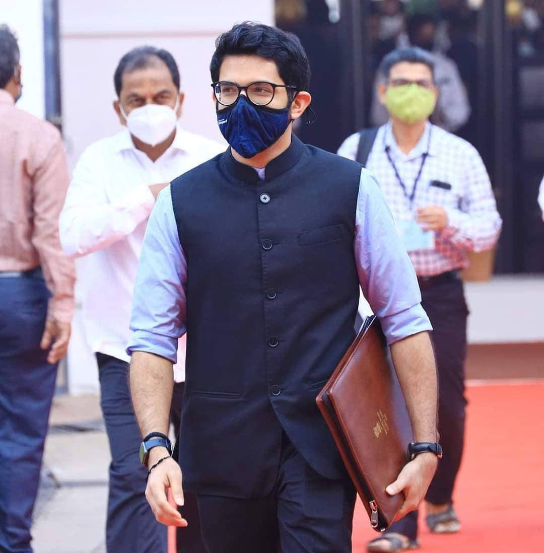 JoshiShreyas1's tweet photo. Walk beside me, walk behind me or get the hell out of my way!
Stepping up the game!
Lead the way, Chief @AUThackeray !
#Spearhead #LeadingByExample #MakeWayComingThrough #WinterSession #DayOne https://t.co/uBmQ4m62Z5