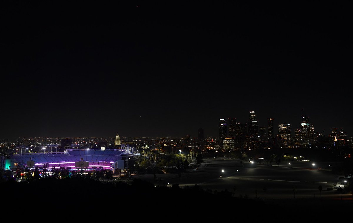 PaulaUlichney's tweet photo. Dodger stadium and the LA skyline from Elysian Park. #sonya9ii #nightlights #nightphotography https://t.co/YbXyngZktZ
