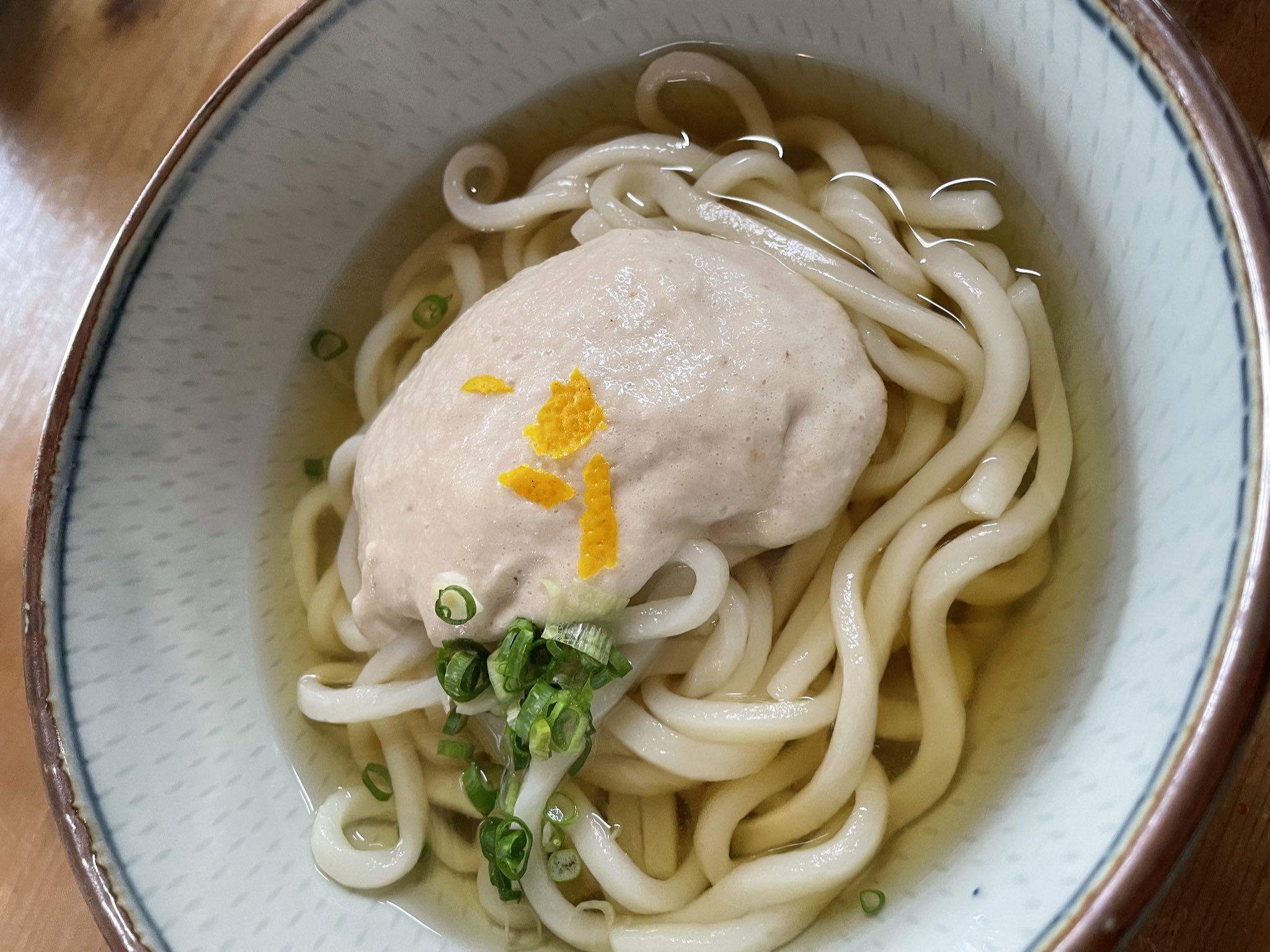味工房じねん 今日は冬至 ゆずの里である安田町は 今晩はどこの家庭もゆず風呂を楽しむことと思います 冬至は柚子と かぼちゃの他に ん のつく食べ物を食べるといいようですので 本日のまかないは 柚子 うどん じね ん じょ の山かけうどん
