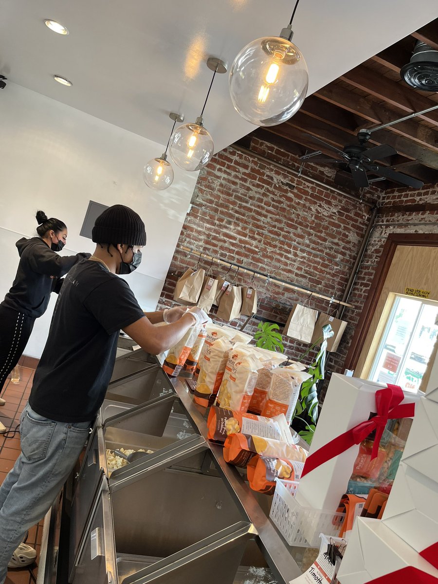 petersKC's tweet photo. @davidrocknyc Make gourmet popcorn https://t.co/2tF0xi3uyK