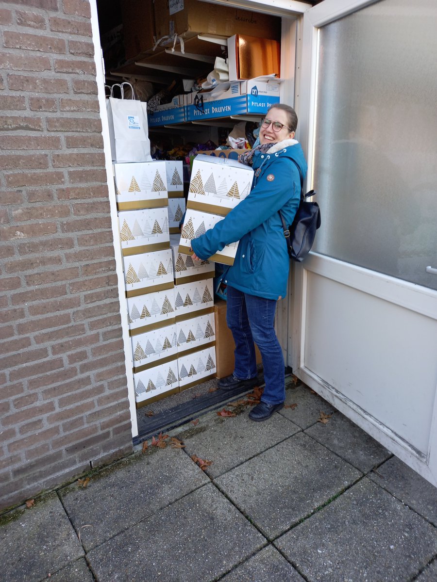 onsettenleur's tweet photo. Samenstellen, inpakken, transport, overhandigen, handjes uit de mouwen en gaan.

Namens Secret Santa en Ons Etten-Leur aan alle ontvangers een hele fijne kerst gewenst!

#secretsantaettenleur #onsettenleur #zorgzamemaatschappij #openeneerlijk #ettenleur #secretsanta #kerstpakket https://t.co/vwXLzqdvh1