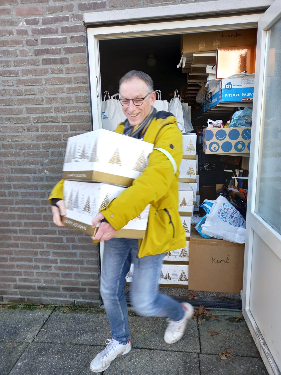 onsettenleur's tweet photo. Samenstellen, inpakken, transport, overhandigen, handjes uit de mouwen en gaan.

Namens Secret Santa en Ons Etten-Leur aan alle ontvangers een hele fijne kerst gewenst!

#secretsantaettenleur #onsettenleur #zorgzamemaatschappij #openeneerlijk #ettenleur #secretsanta #kerstpakket https://t.co/vwXLzqdvh1