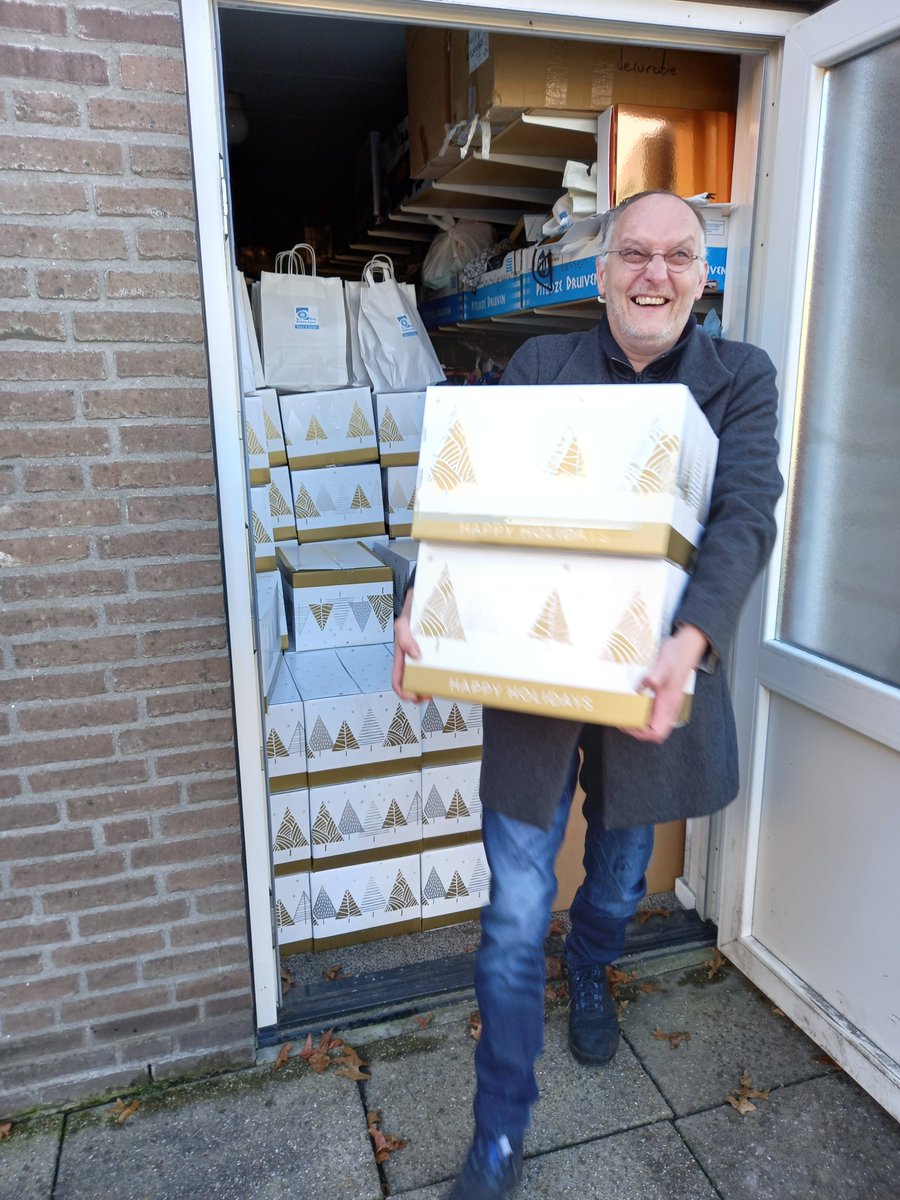 onsettenleur's tweet photo. Samenstellen, inpakken, transport, overhandigen, handjes uit de mouwen en gaan.

Namens Secret Santa en Ons Etten-Leur aan alle ontvangers een hele fijne kerst gewenst!

#secretsantaettenleur #onsettenleur #zorgzamemaatschappij #openeneerlijk #ettenleur #secretsanta #kerstpakket https://t.co/vwXLzqdvh1