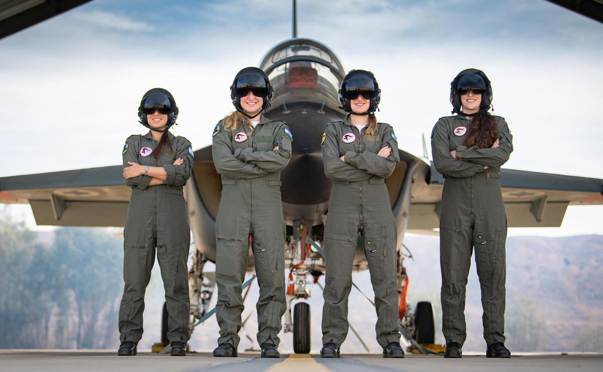 عن المرأة في إسرائيل..  أربع نساء سيتخرجن اليوم ضمن الفوج الجديد من طياري سلاح الجو الإسرائيلي ليحمين...