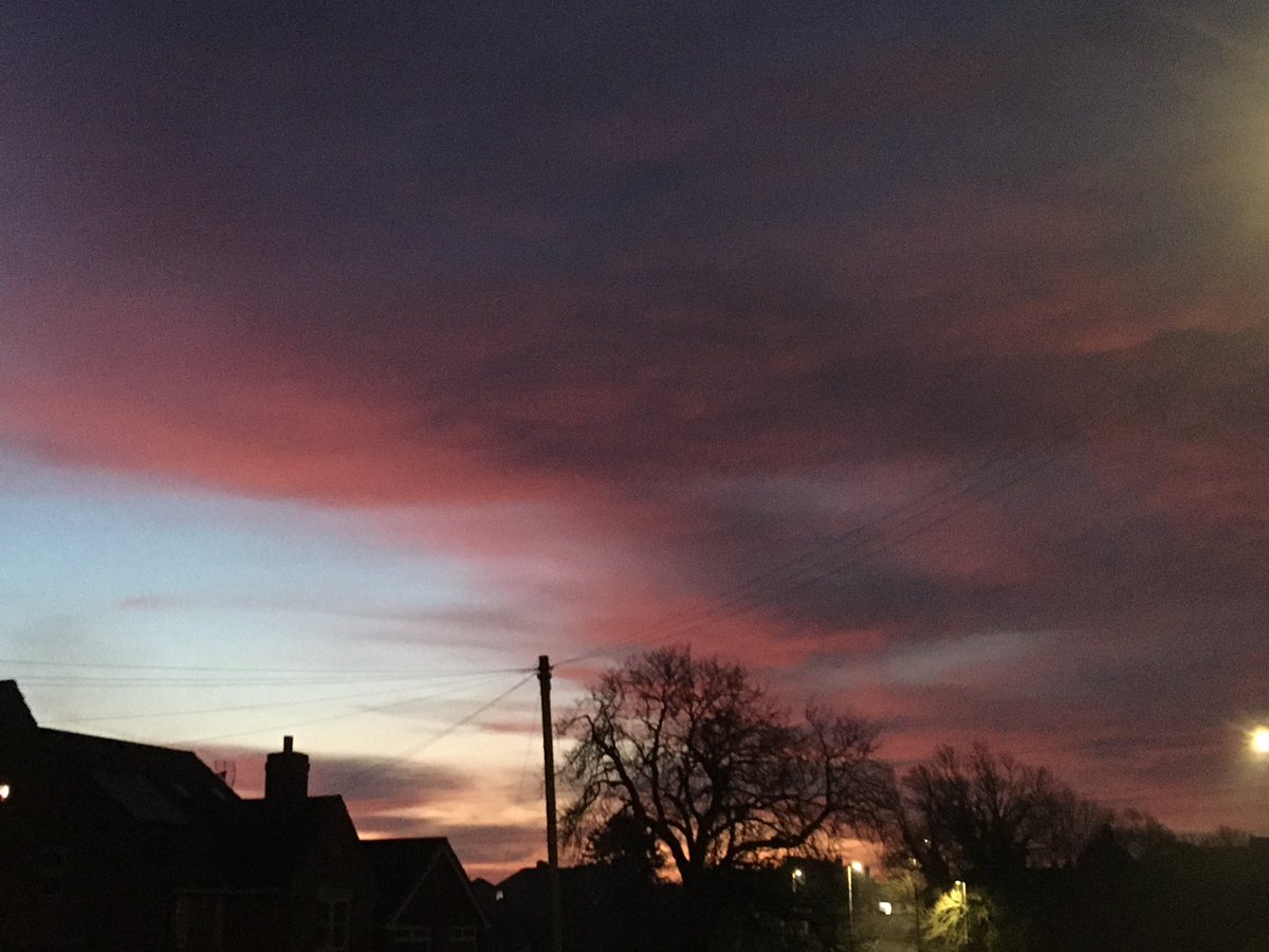 FloralRainbowAW's tweet photo. Pre #Dawn on a cold & frosty morning ❄️😃🧤#Dec22nd https://t.co/zvbfmOIKv8