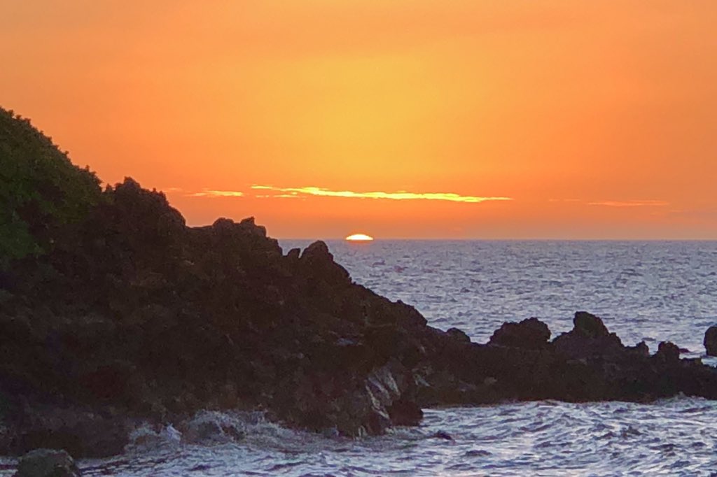 PhotoAmbassador's tweet photo. #Maui #sunset photo #130 on #Hawaii News Now (on 15 &amp; 21 Dec 2021). #Aloha, SMiles :) #FSMaui #FourSeasons https://t.co/xVHMizowm3
