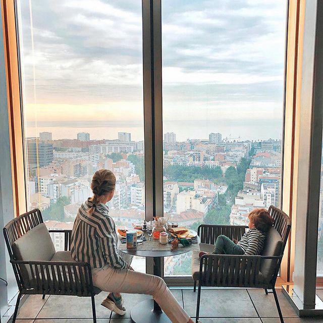 Brice787's tweet photo. Commencer sa journée en prenant son petit déjeuner avec une vue incroyable sur Barcelone c’est possible Meliá Barcelona Sky 🥰

📸 @myshowroomblog

🔗  https://t.co/5KBSrFEd1X

#StaySafeWithMelia https://t.co/c5dgpPY0p2