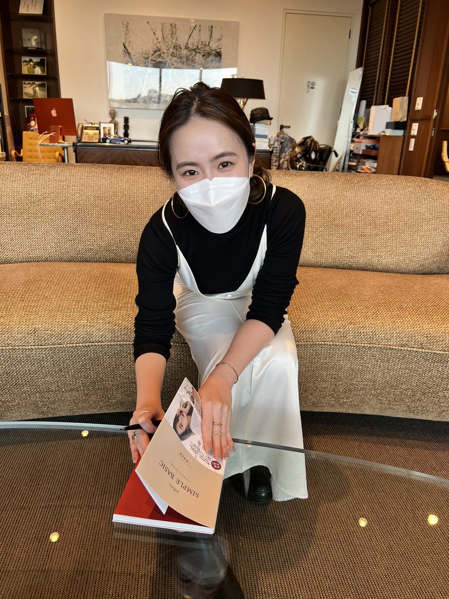 TARAcyan3's tweet photo. BEAMS SALON/ JOIEVEディレクターの三條場夏海が出版した書籍「SIMPLE BASIC」の重版が出た報告にジョバが来てくれました❣️
ビームスのコンセプトでもある"BASIC & EXCITING"にも通じる素晴らしい本です😊✨
#三條場夏海 #joba #SimpleBasic #スタイル本 #BEAMSSALON #JOIEVE #BEAMS https://t.co/C6MUEn13We