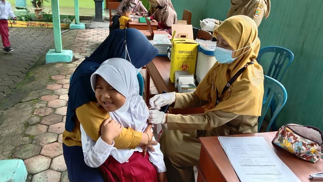SepatPemdes's tweet photo. Vaksinasi Covid 19 jenis Sinovac yang di laksanakan oleh @puskesmasmasaran1 serta Bidan Desa  Sepat. Pelaksanaan Vaksinasi di SD SEPAT 1 - SD SEPAT 2 - SD SEPAT 3 - SD SEPAT 4 - SDIT BAITURRAHMAN SEPAT

#Sepathebatdanbermartabat #vaksìnasicovid19 #sehat #protokolkesehatan #5m https://t.co/iSIQFjEeA3