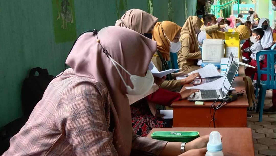 SepatPemdes's tweet photo. Vaksinasi Covid 19 jenis Sinovac yang di laksanakan oleh @puskesmasmasaran1 serta Bidan Desa  Sepat. Pelaksanaan Vaksinasi di SD SEPAT 1 - SD SEPAT 2 - SD SEPAT 3 - SD SEPAT 4 - SDIT BAITURRAHMAN SEPAT

#Sepathebatdanbermartabat #vaksìnasicovid19 #sehat #protokolkesehatan #5m https://t.co/iSIQFjEeA3