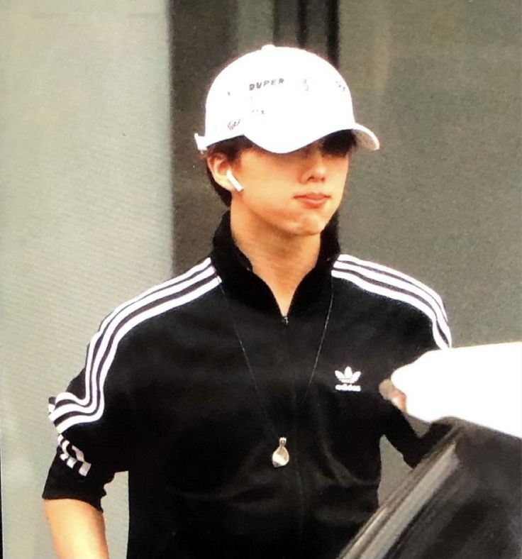 พี่จีซองเขาหล่อมากเลยวะ แต่บางทีก็ชอบหลุดตัวตัวน่ารักแบบ เอ้ะ น่ารัก เอ้าแต่ก็หล่อ