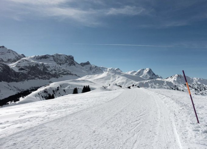 STMediaCH's tweet photo. Eine der aussichtsreichsten #Winterwanderungen im  #BernerOberland! Die Genuss-Rundtour auf dem Leiterli in #Lenk–Betelberg mit überwältigendem Rundblick auf die Bergwelt des Wildstrubels! 
Wanderzeit: 1.15h
@madeinbern @lenksimmental 
https://t.co/1Jrn72kZxU https://t.co/XzvJ7sJBzI