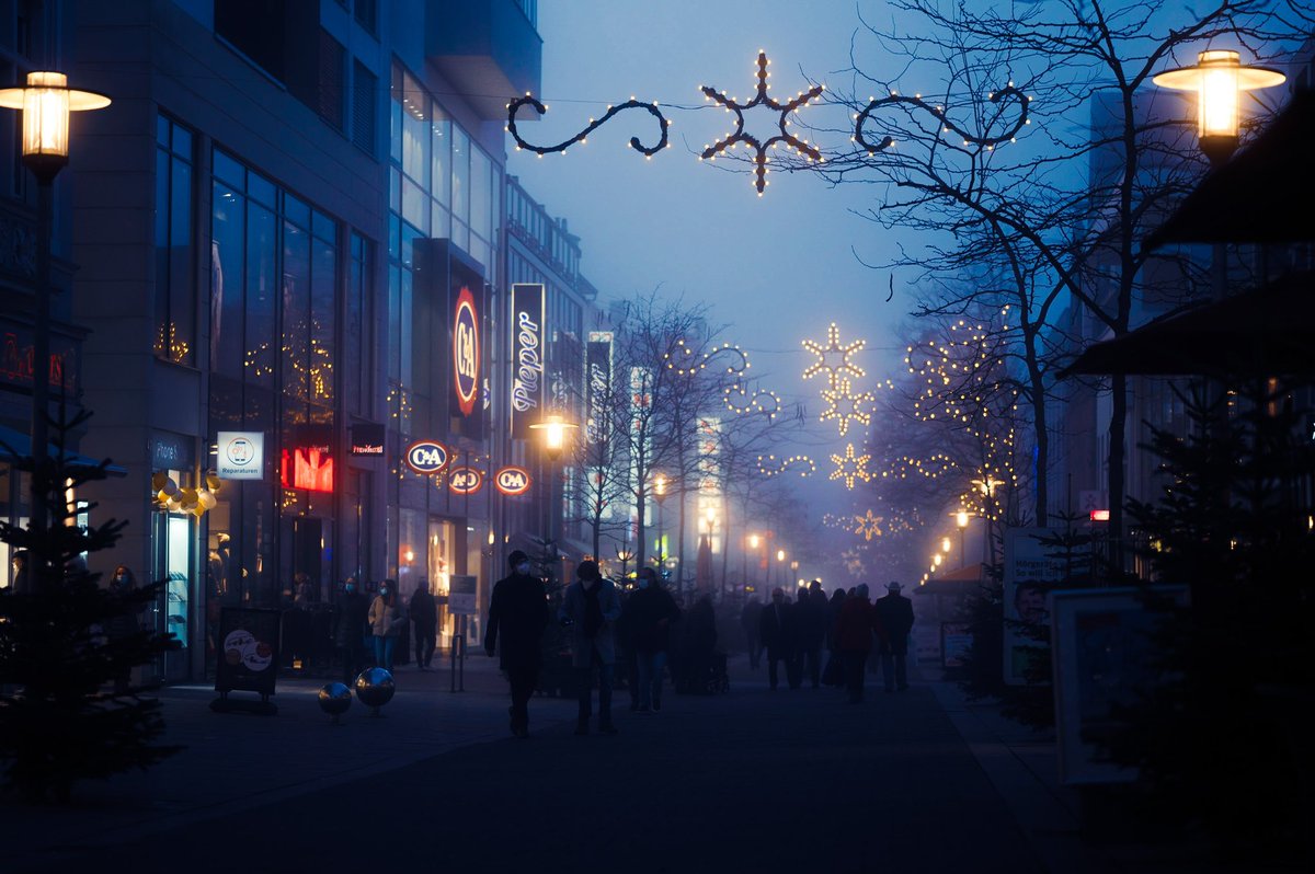 JasonJaynius's tweet photo. #winter in #neheim 📸 ich mag ja Nebel. Gibt so eine schöne düstere Stimmung und mit den Lichtern im Nebel hat es doch ein bisschen was von #Hoffnung 📸 https://t.co/DvO2ebVua8