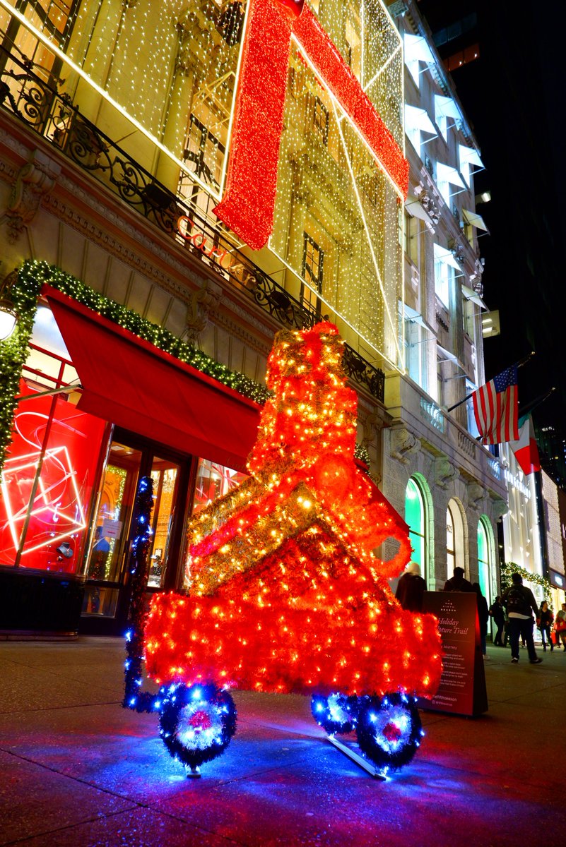 NewYorkCityDE's tweet photo. Bunte Weihnachtsdekorationen auf der Fifth Avenue! https://t.co/pGq8DFx2fK