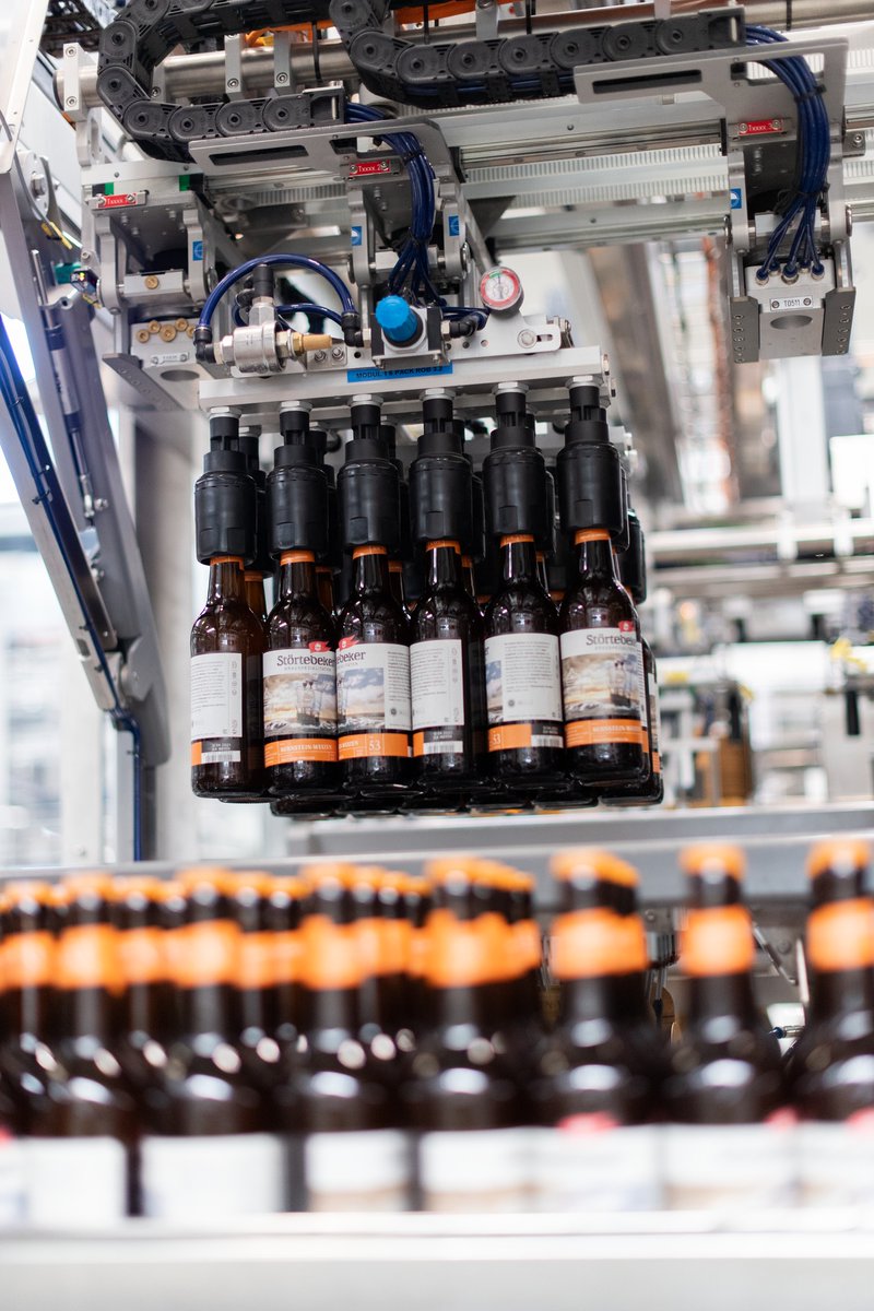 KronesAG's tweet photo. This is our Varioline: a real combination artist among packaging lines, capable of processing more than 20 packaging combinations on just one machine! Can you estimate how many #Varioline machines are currently in use worldwide ? π€ #GermanBlingBling #Krones #KronesAG https://t.co/601MjZxxwz
