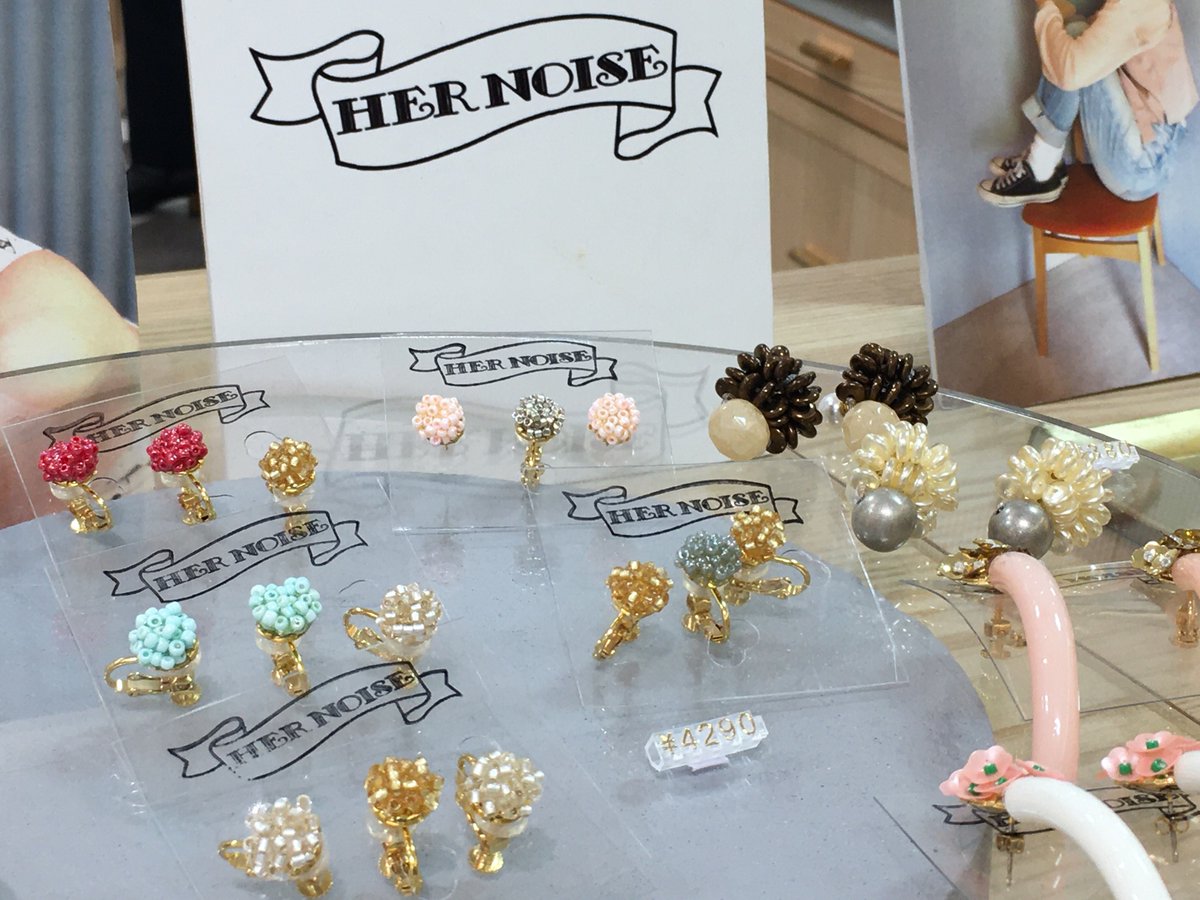 isetanurawa's tweet photo. 開┃催┃中┃
━┛━┛━┛
💎【デザイナーズジュエリーマルシェ】💎
〈#HERNOISE〉
大人もつけれられるガーリー○too muchをso muchにするをコンセプトのアクセサリー♥️バッグのご用意もあります☺️ご自分のクリスマスギフトにもおすすめです🎁🎄
■12月25日(土)まで
■2階ザッカマルシェ https://t.co/1AAvhI1IuW