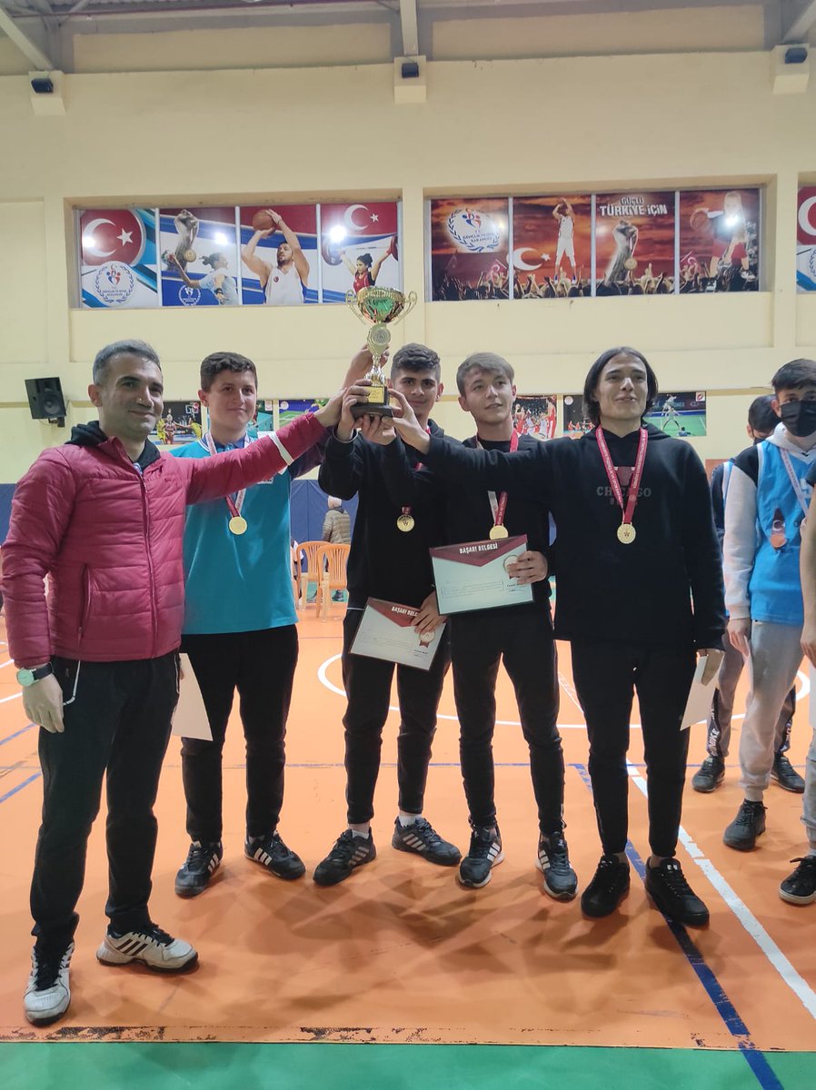 TÜRKOĞLU ZİRVEDE! 
İlçemiz okullarından Şht. Abuzer Doğan Ortaokulumuz ve Türkoğlu A. Lisemizden sonra  bir kupa da Kılılı Anadolu Lisemiz kazandı.Dart takımımız 21 takım arasından İl birincisi olmuştur. Başarılarından dolayı idareci, öğretmen ve öğrencilerimizi tebrik ederiz.