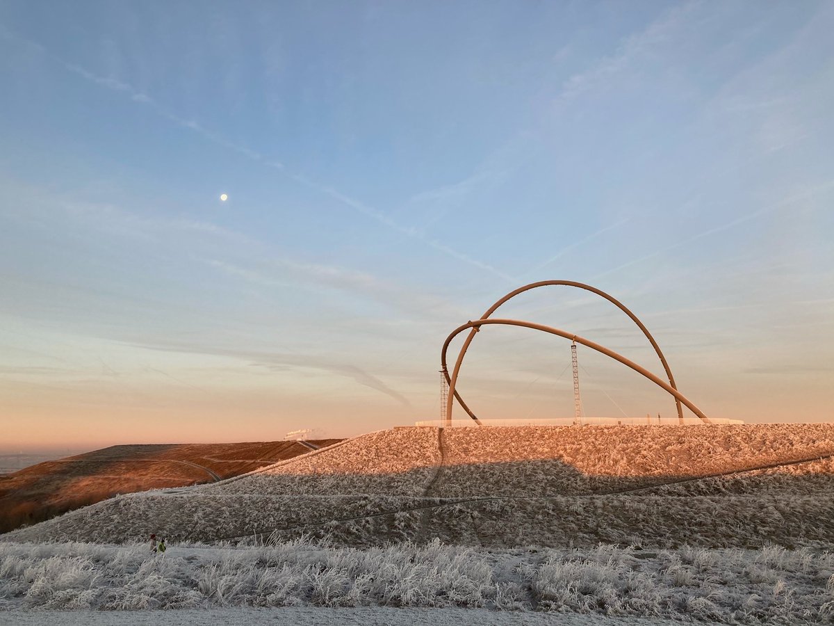 dubiswelt's tweet photo. Nochmals einen schönen guten Morgen! Was ein #Sonnenaufgang auf der Halde Hohewarte im #Ruhrgebiet! So einen #arbeitsalltag hat man doch gerne beim @rvr_ruhr! 
#Wintersonnenwende #Winter #WinterWonderland #WinterIsComing #Pottliebe https://t.co/ICLjTFhadC