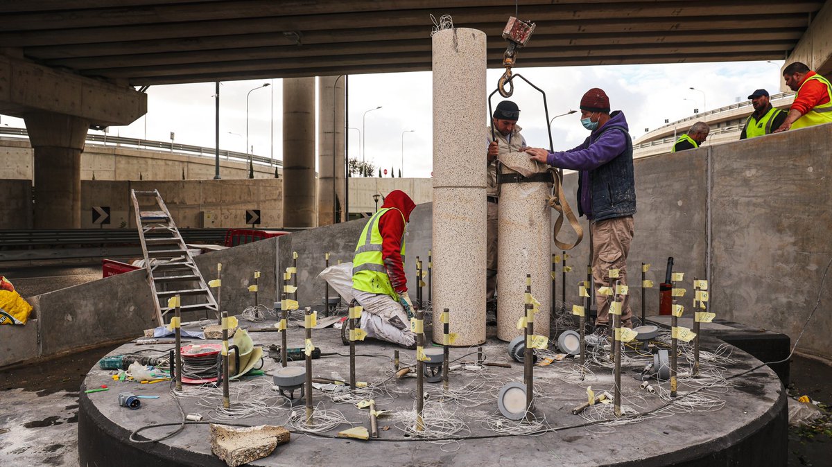 F_Azzopardi's tweet photo. Final touches to another public art commissioned by @InfraMalta in #Malta's arterial road network. Ascension by @mizzistudio is the third of 4 artworks embellishing the #MarsaJunctionProject's landscaped areas. Fourth artwork in coming weeks too. @MaltaGov @followianborg https://t.co/AlPOZIK2PU