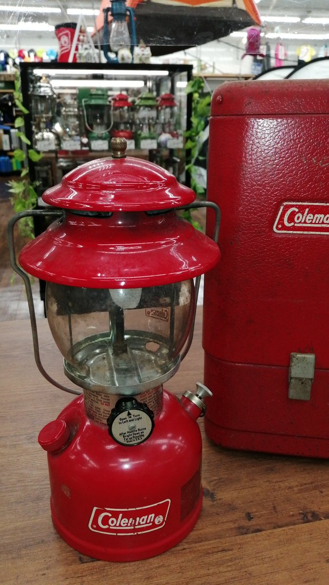 hardoff_outdoor's tweet image. 💡入荷情報💡

Coleman 200A 1974 入荷しました!!😍

別名「THE RED」🔥
赤単色のポップな色合いと丸っこい形が本当にかわいい✨
コレクター心をくすぐるビンテージランタンの代名詞です😍✨

お売り頂いた方、ありがとうございました🙏💦

#coleman #200A