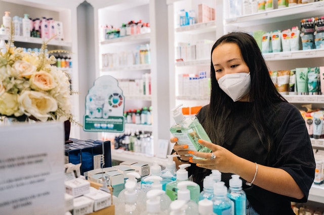 NHSSW's tweet photo. Pharmacists  can offer clinical advice and over-the-counter medicines for a range of minor illnesses, such as coughs, colds, sore throats, tummy trouble and aches and pains.

Check out your local opening hours here - https://t.co/LpWBg9x4cC https://t.co/vWsonwEny8
