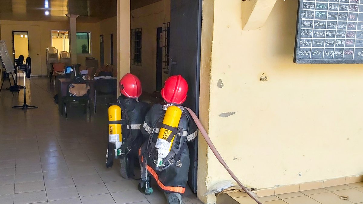ENSOSP's tweet photo. #International Début décembre, 2 cadres de l'Ensosp se sont rendus en Côte-d’Ivoire 🇨🇮, à Grand-Bassam afin de dispenser une #formation de chef de groupe #GOC3 au profit de 17 #officiers de #SapeursPompiers ivoiriens https://t.co/PYlGhpW7Xa