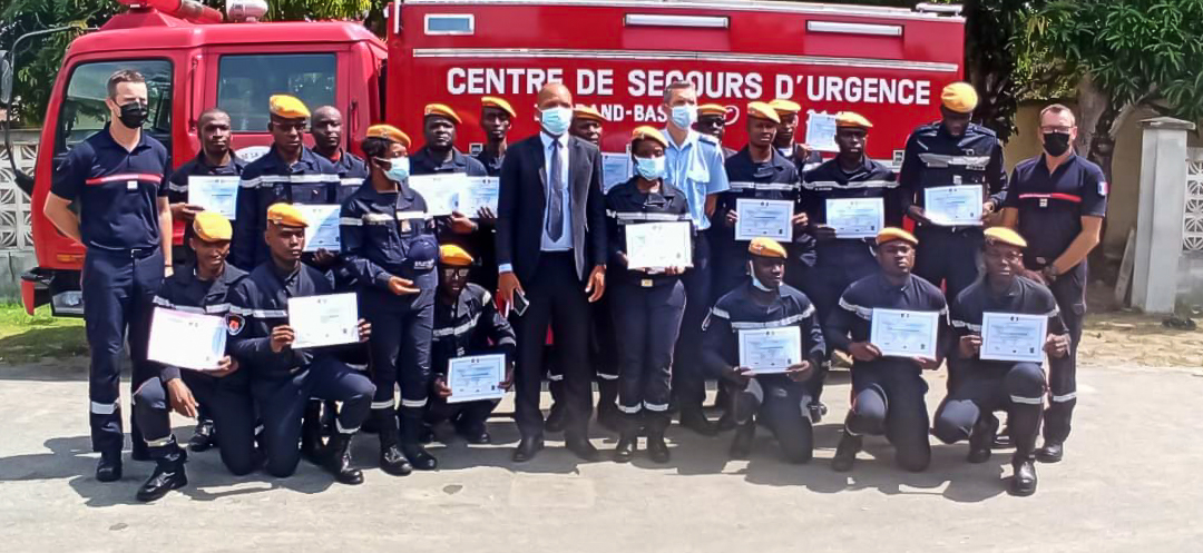 ENSOSP's tweet photo. #International Début décembre, 2 cadres de l'Ensosp se sont rendus en Côte-d’Ivoire 🇨🇮, à Grand-Bassam afin de dispenser une #formation de chef de groupe #GOC3 au profit de 17 #officiers de #SapeursPompiers ivoiriens https://t.co/PYlGhpW7Xa