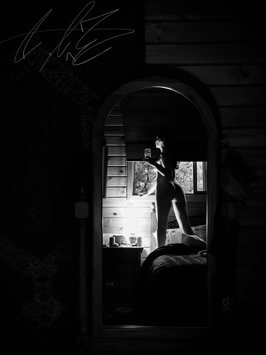 notwhoreious's tweet photo. Something Corporate plays in the background… #punkrockprincess #leavingthroughthewindow https://t.co/fxzmJ559i5