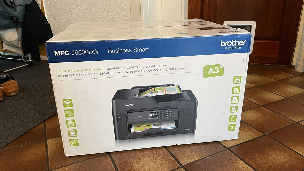 Ik kocht voor het eerst een printer. Is wel een beetje groot. 😅 “Daar hoeft geen extra doos omheen!” - is wat <a href="/Coolblue_NL/">Coolblue</a> besloot. Een plan waar ik erg achter sta! Het scheelt toch weer een doos. Wel jammer dat ik zelf geen papier bespaar. Met deze bolleboos…