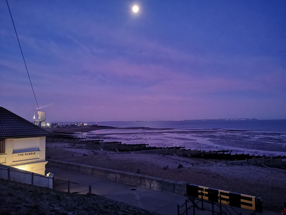 Jilly_holli's tweet photo. Last #fauxcommute of the year and a cracking sunrise and bright moon. No filter 🙂 https://t.co/r3XcIQbnhb