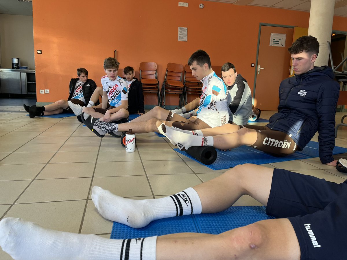 DCT_NewGen's tweet photo. Ce matin, formation à l’auto-massage avec @Yann_Hole https://t.co/Kfh3wIhrGF