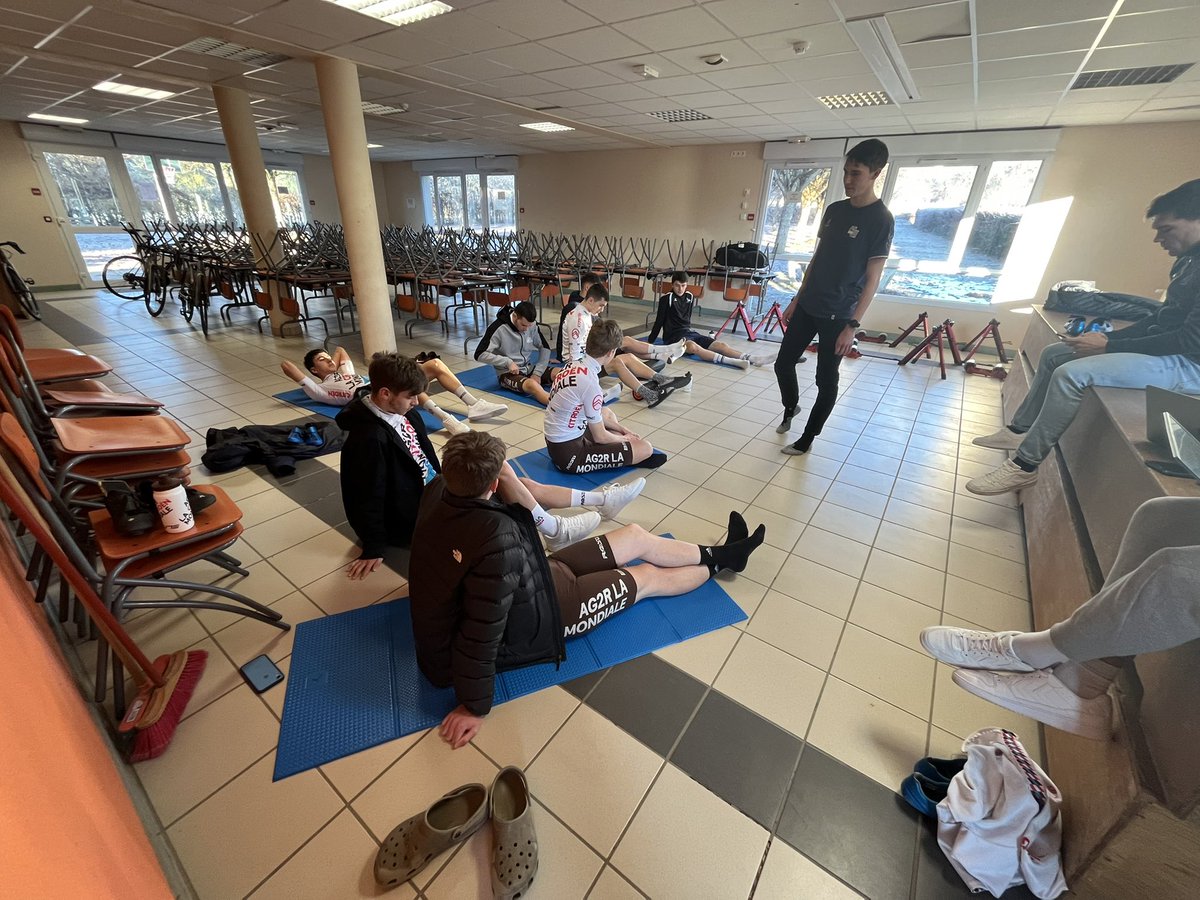 DCT_NewGen's tweet photo. Ce matin, formation à l’auto-massage avec @Yann_Hole https://t.co/Kfh3wIhrGF