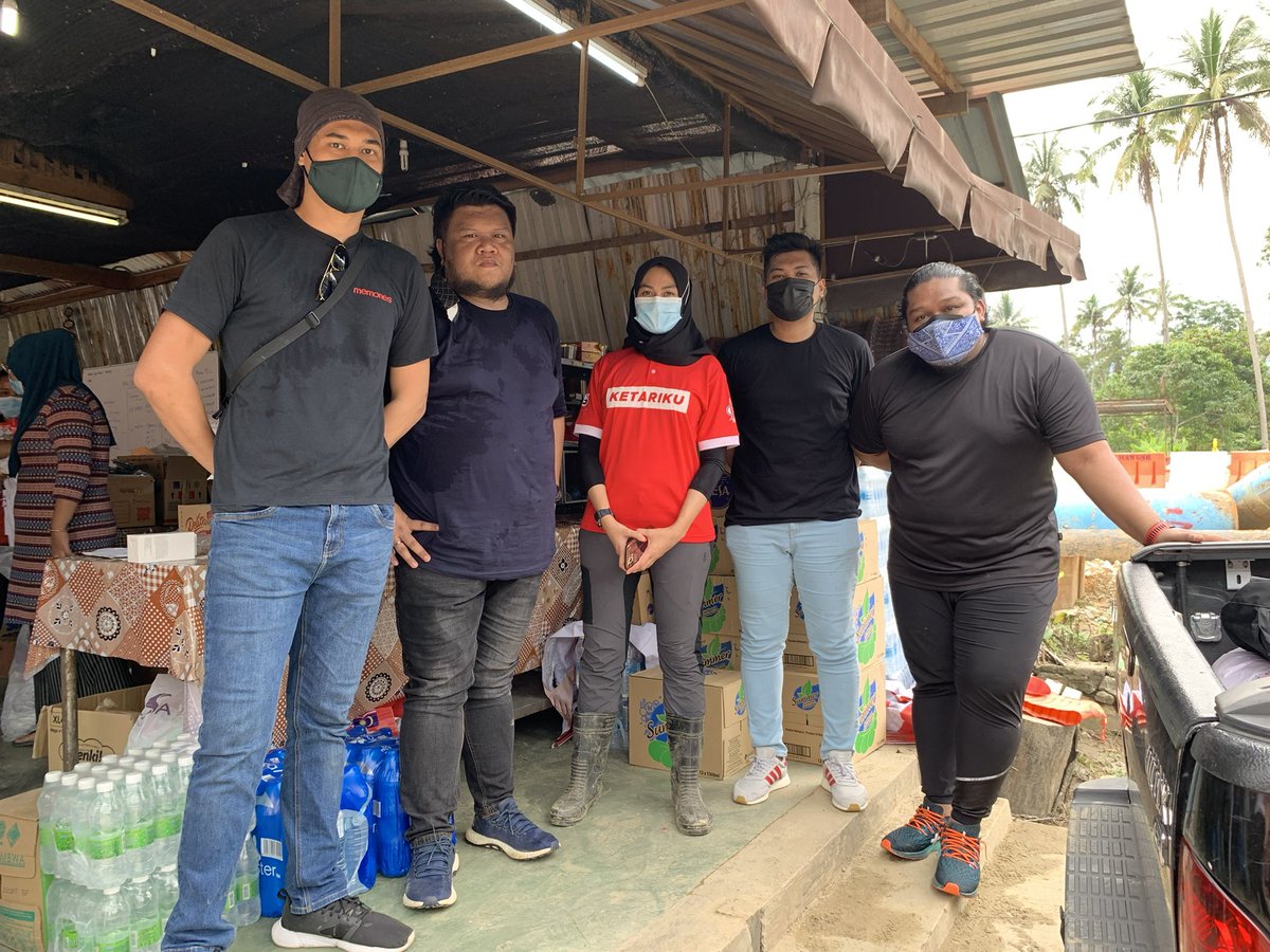 youngsyefura's tweet photo. Thank you team dari BTHO. Datang hantar barang sumbangan dan membantu di Ops Centre Ketari tadi. 🙌🏻 

#BantuKetari https://t.co/KuL2h4TbIU