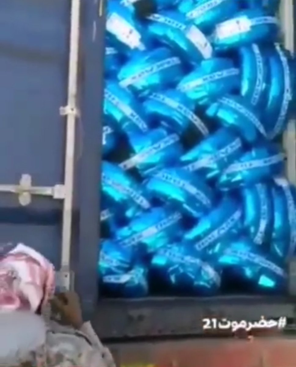 النقطة الشعبية في منطقة الردود تشك في إحدى الحاويات 40 قدم على متن قاطرة ادعى سائقها انه محمل بأدوية كما جاء في بيان جمرك ميناء المكلا في حين وجد حين فتشت الحاوية امام الكاميرا أن الحاوية تحتوي على اطارات سيارات ولك أن تتخيل حجم التهريب الحاصل خلال سنوات.
#حضرموت_تنتفض_ضد_الفساد