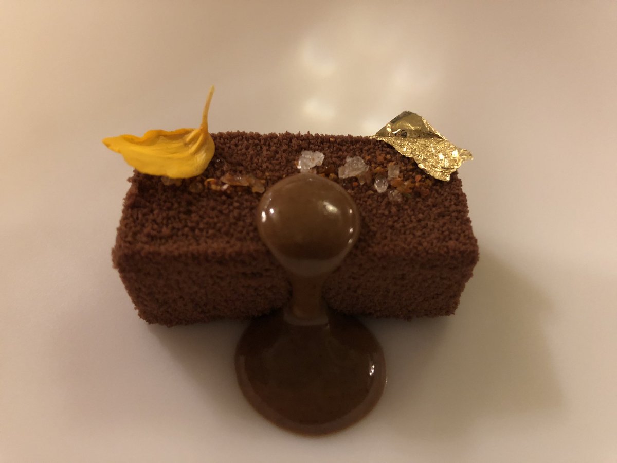 En Poemas by Hermanos Padrón, en el renovado y precioso <a href="/H_SANTACATALINA/">HOTEL SANTA CATALINA</a>, Icíar Pérez ejecuta con acierto platos de <a href="/elrincondejc/">El Rincón de Juan Carlos</a>. Como esos raviolis de parmesano en caldo de lentejas, su gran clásico y mi favorito. Y otros como las espinacas, la anguila o el turrón de morcilla.