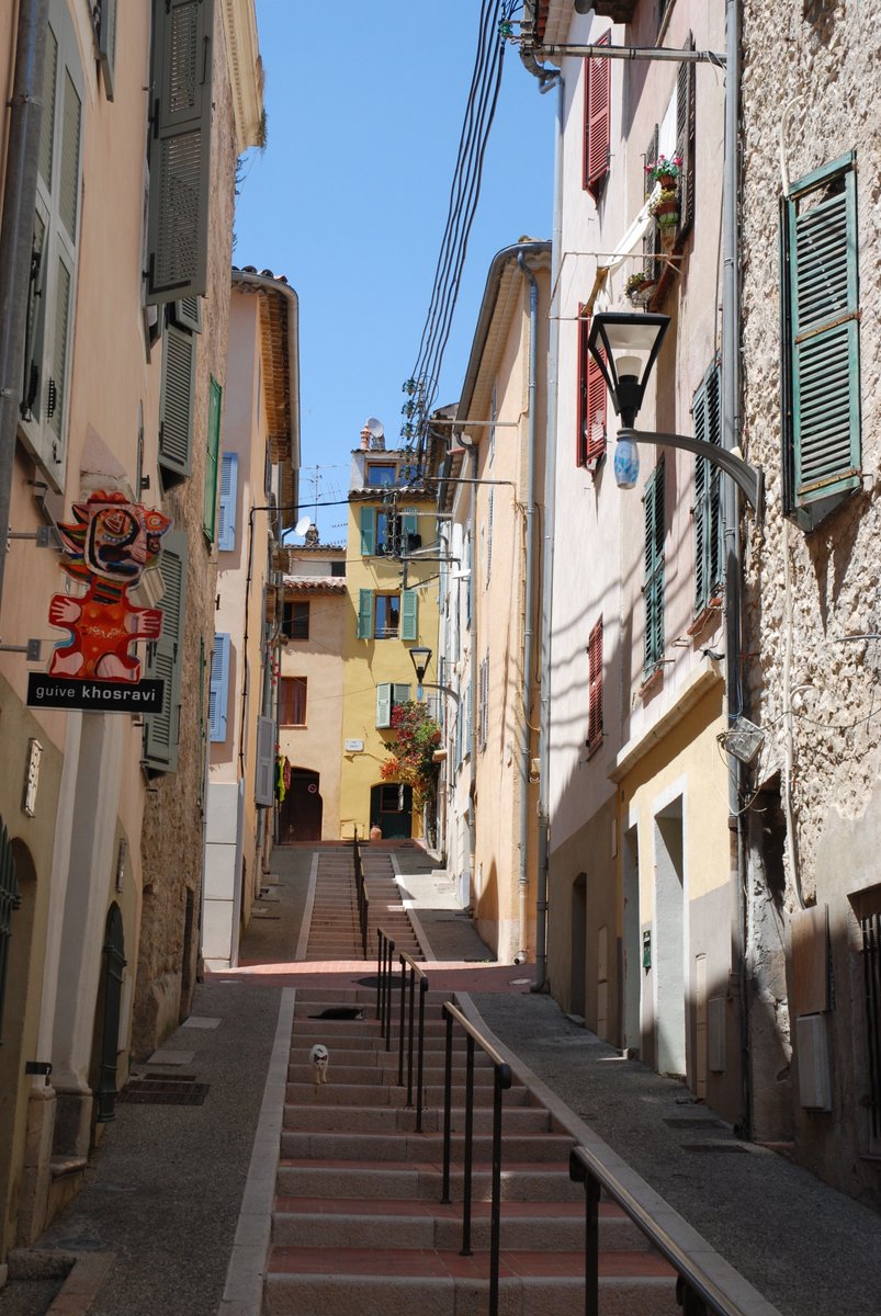 CASAOfficiel's tweet photo. Aujourd'hui, direction Vallauris pour profiter d'une balade matinale dans les jolies ruelles de la vieille ville 🌸
#agglosophiaantipolis #vallauris #vallaurisgolfejuan #balade #visitcotedazur #hellolesud #coeurdepaca #photooftheday https://t.co/ruYqGPjfWG